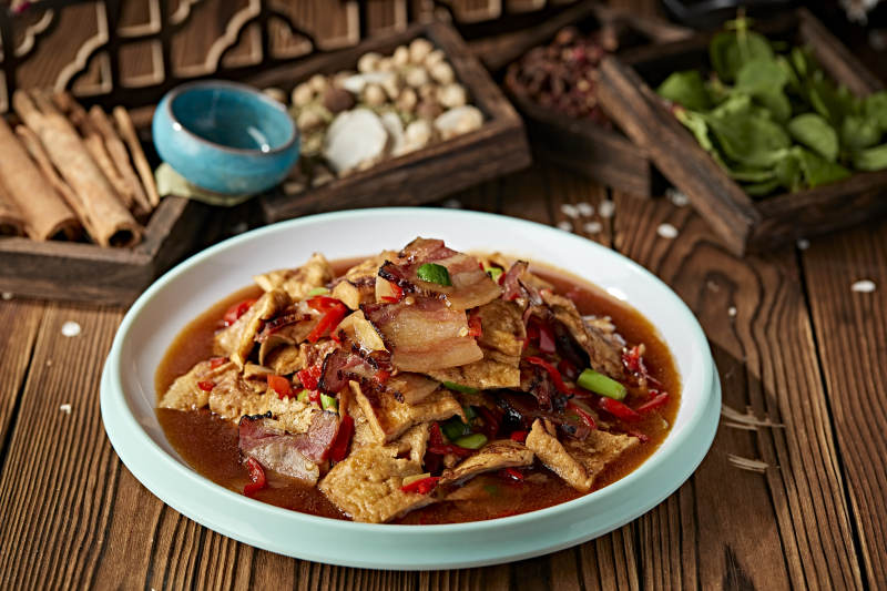 鲜剁椒油炸豆腐小炒湘西腊肉片