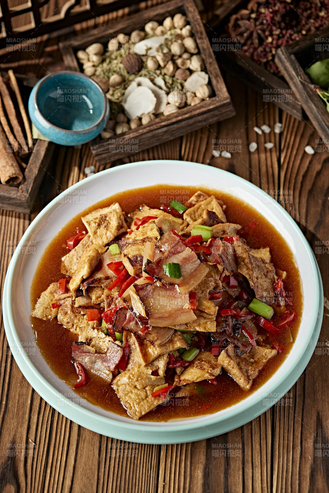 鲜剁椒油炸豆腐小炒湘西腊肉片