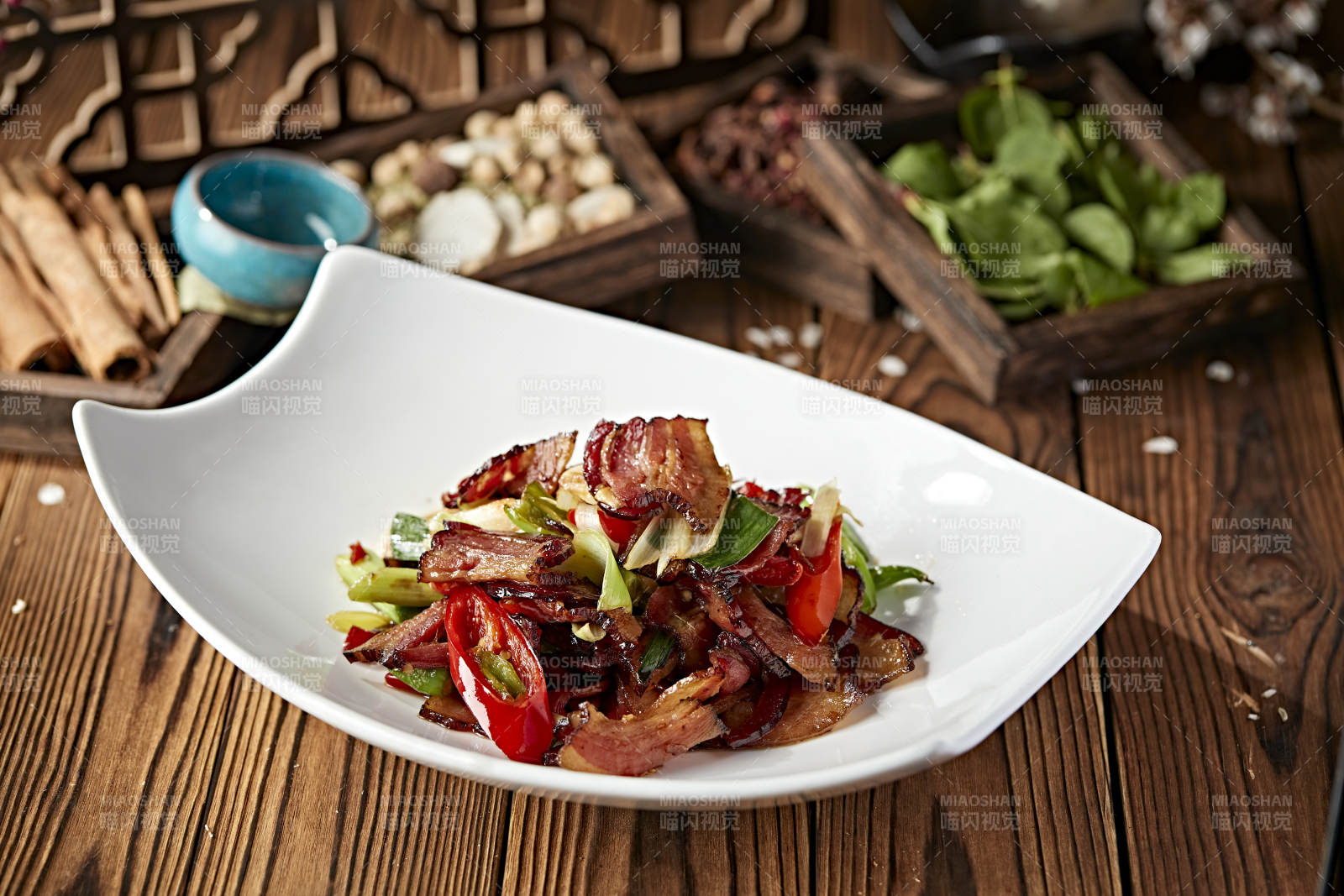 辣椒小炒青蒜苗湖南腊肉