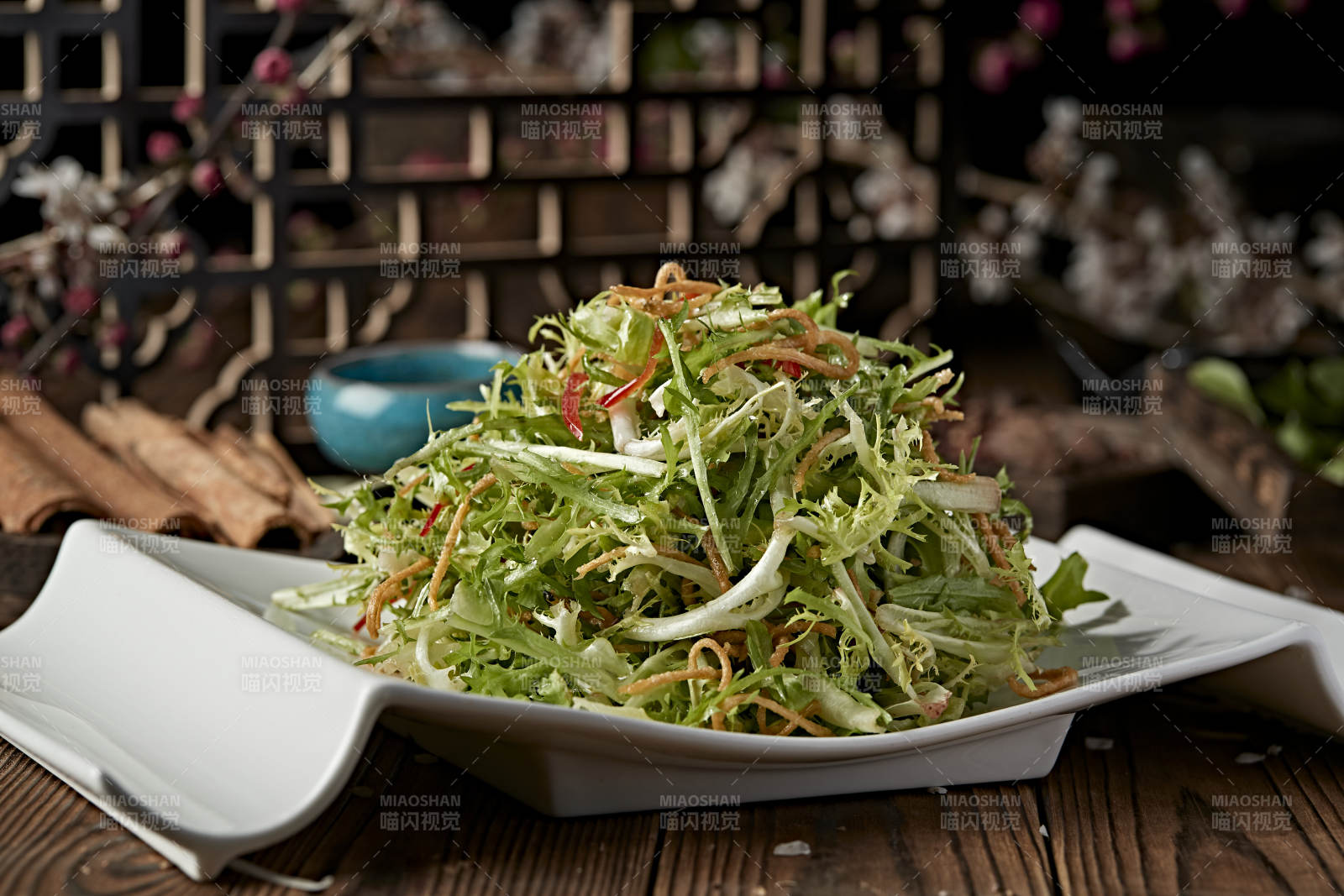 彩椒絲炸面絲熗拌手撕苦菊