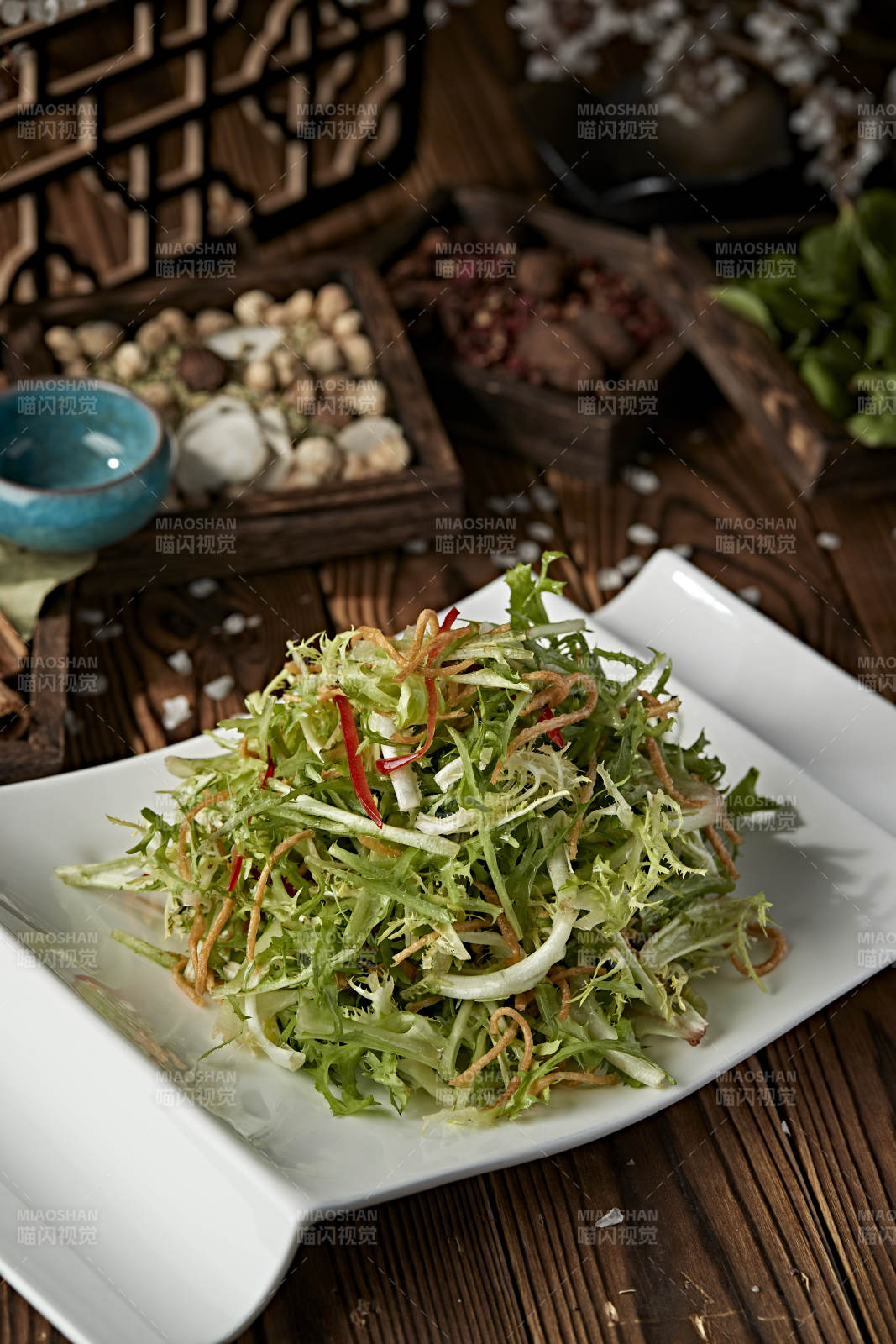 彩椒絲炸面絲熗拌手撕苦菊