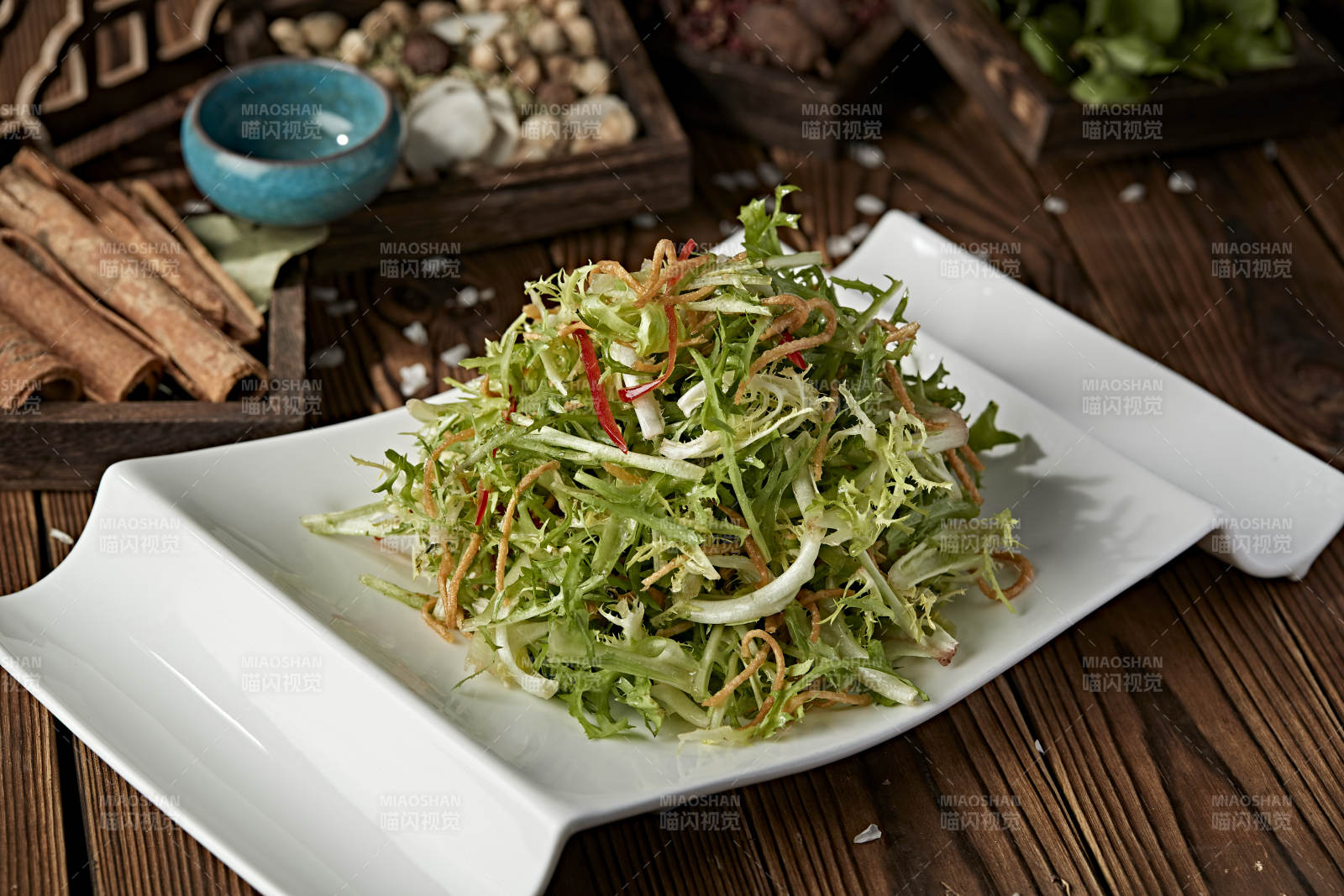 彩椒絲炸面絲熗拌手撕苦菊