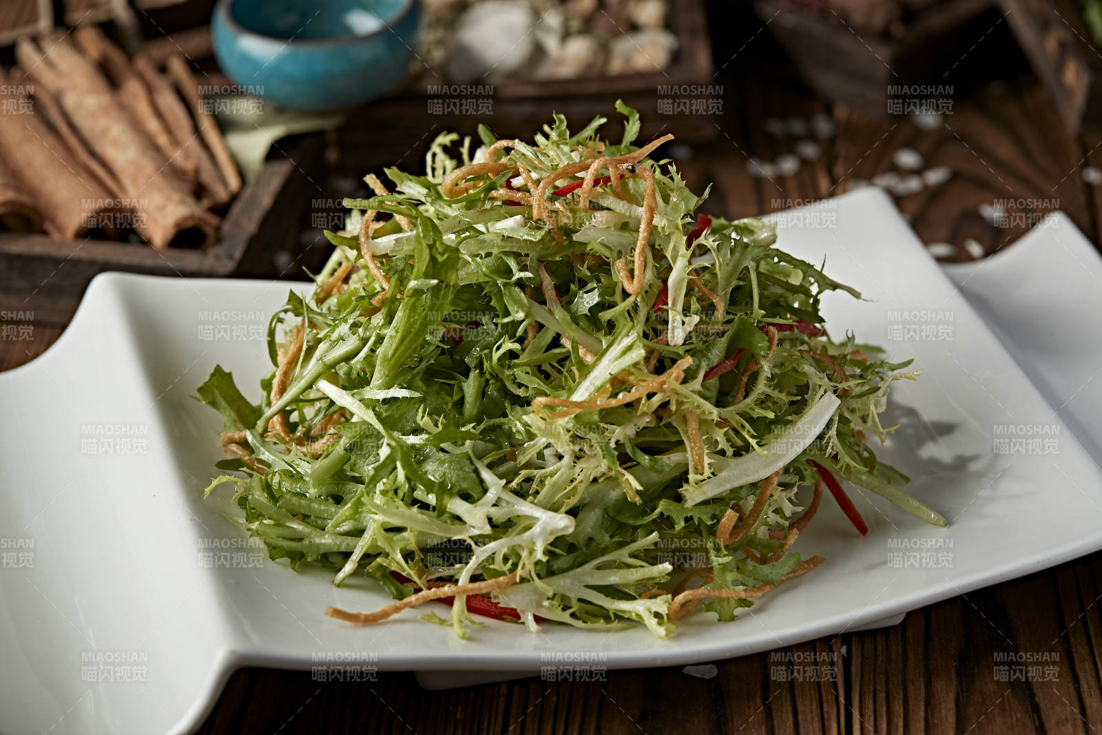 彩椒絲炸面絲熗拌手撕苦菊