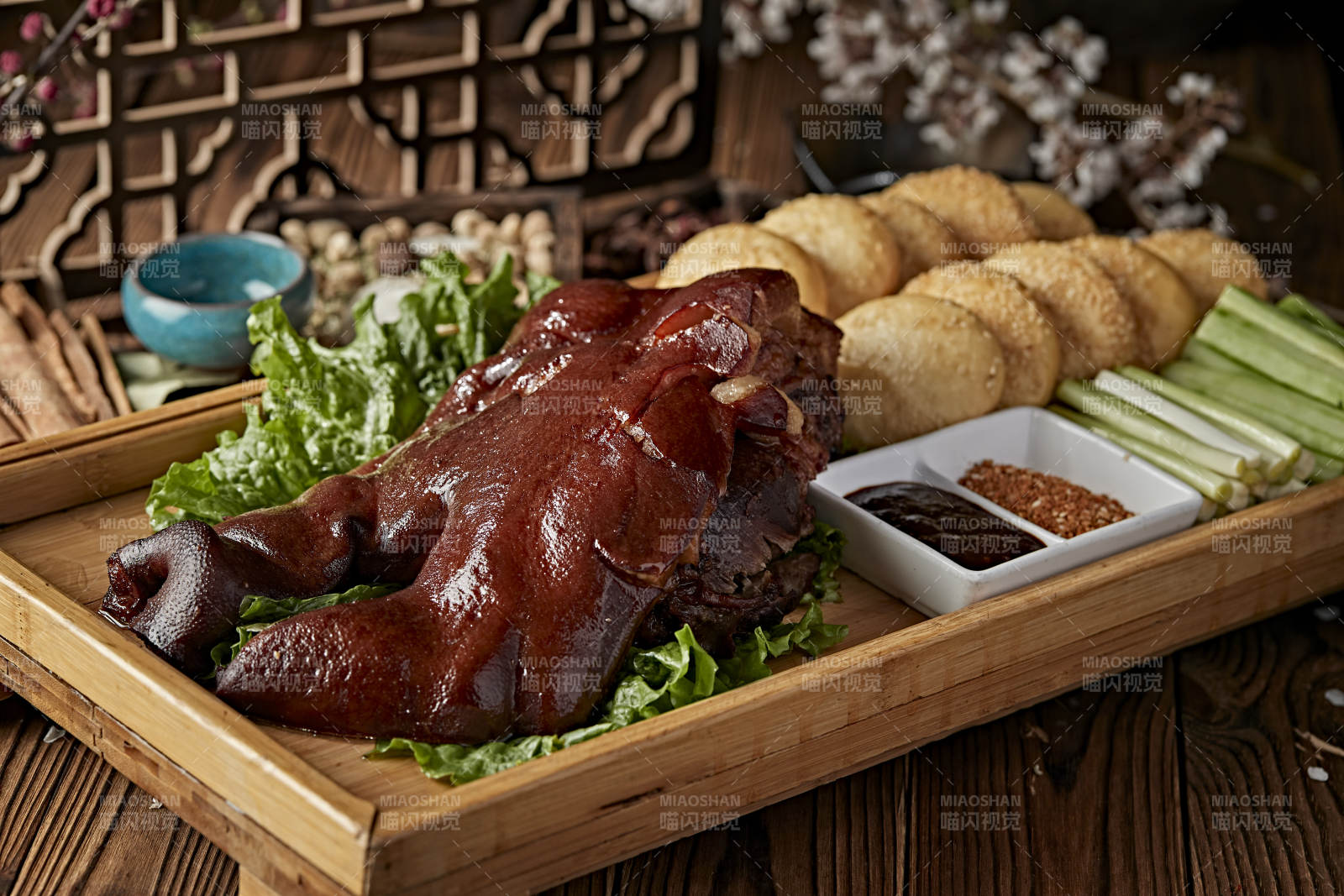 半只煙熏鹵味豬臉豬頭肉配鍋盔蘸醬菜