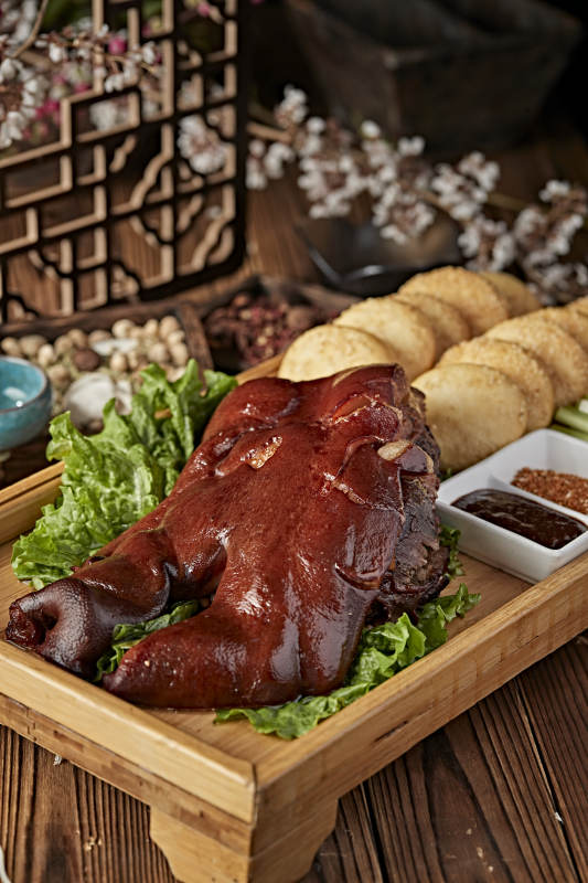 半只烟熏卤味猪脸猪头肉配锅盔蘸酱菜