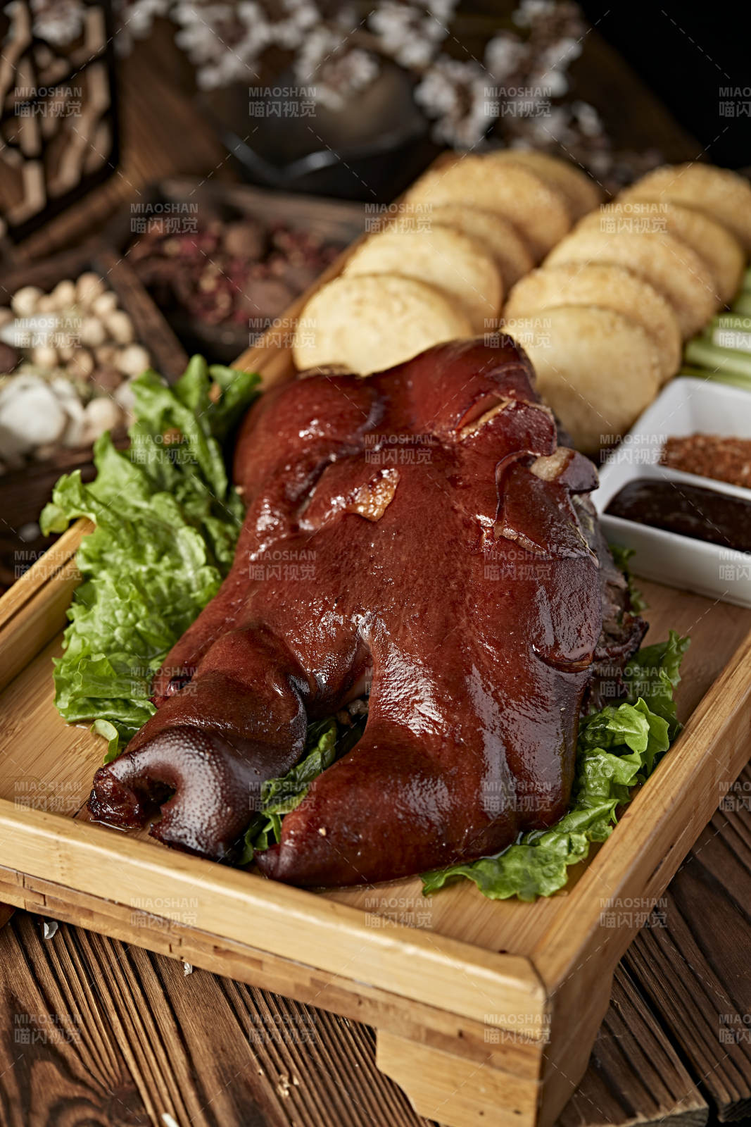 半只煙熏鹵味豬臉豬頭肉配鍋盔蘸醬菜