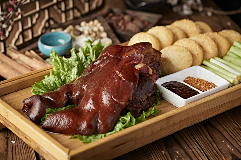 半只烟熏卤味猪脸猪头肉配锅盔蘸酱菜