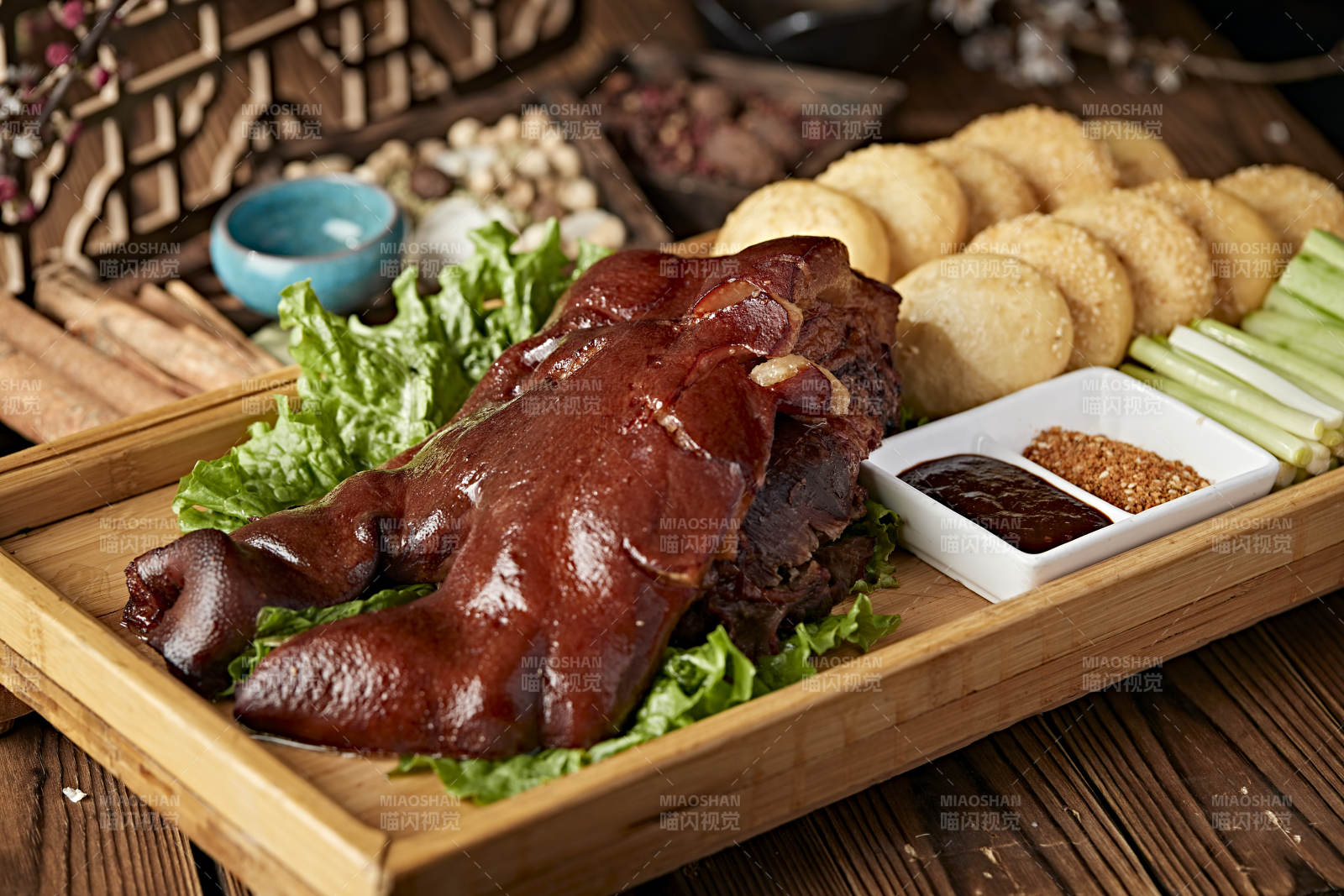 半只煙熏鹵味豬臉豬頭肉配鍋盔蘸醬菜