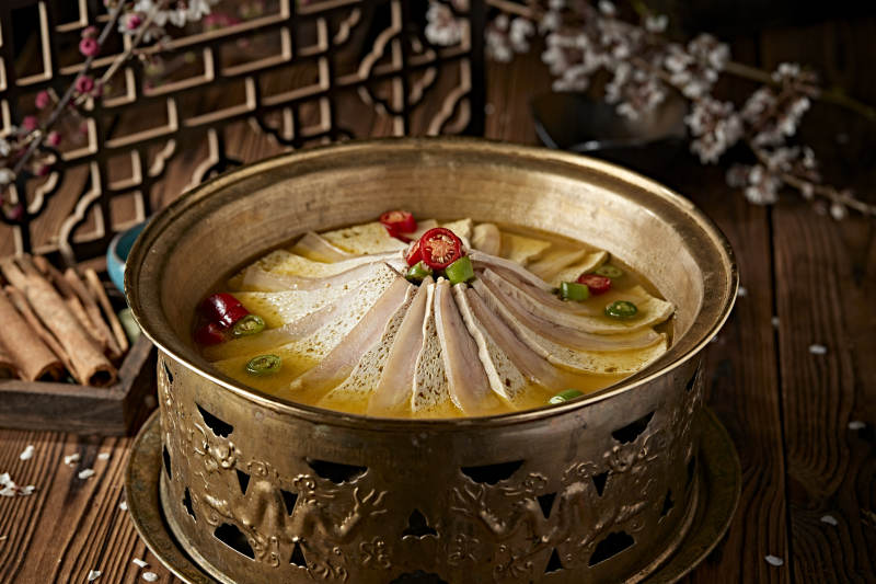 铜锅炖煮的椒麻蜂窝豆腐冻豆腐汆白肉