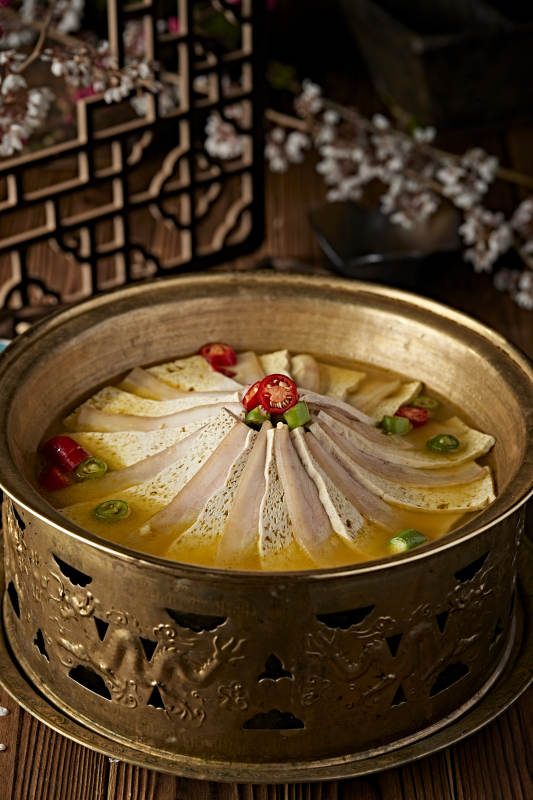 铜锅炖煮的椒麻蜂窝豆腐冻豆腐汆白肉