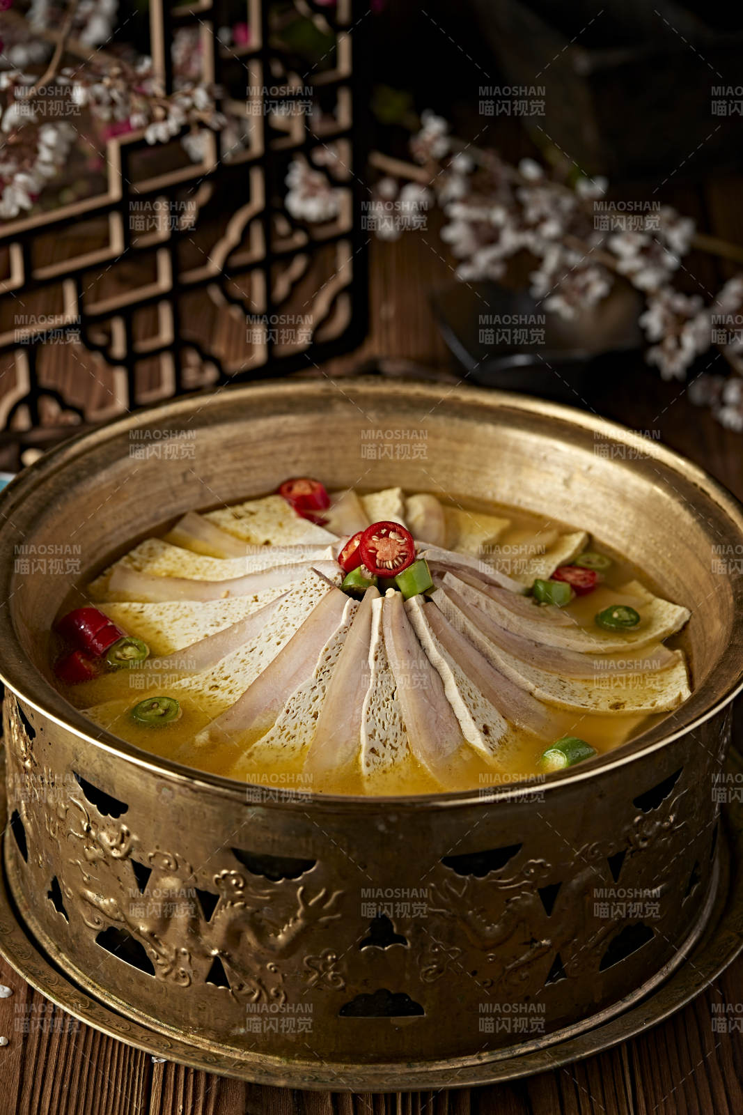 铜锅炖煮的椒麻蜂窝豆腐冻豆腐汆白肉