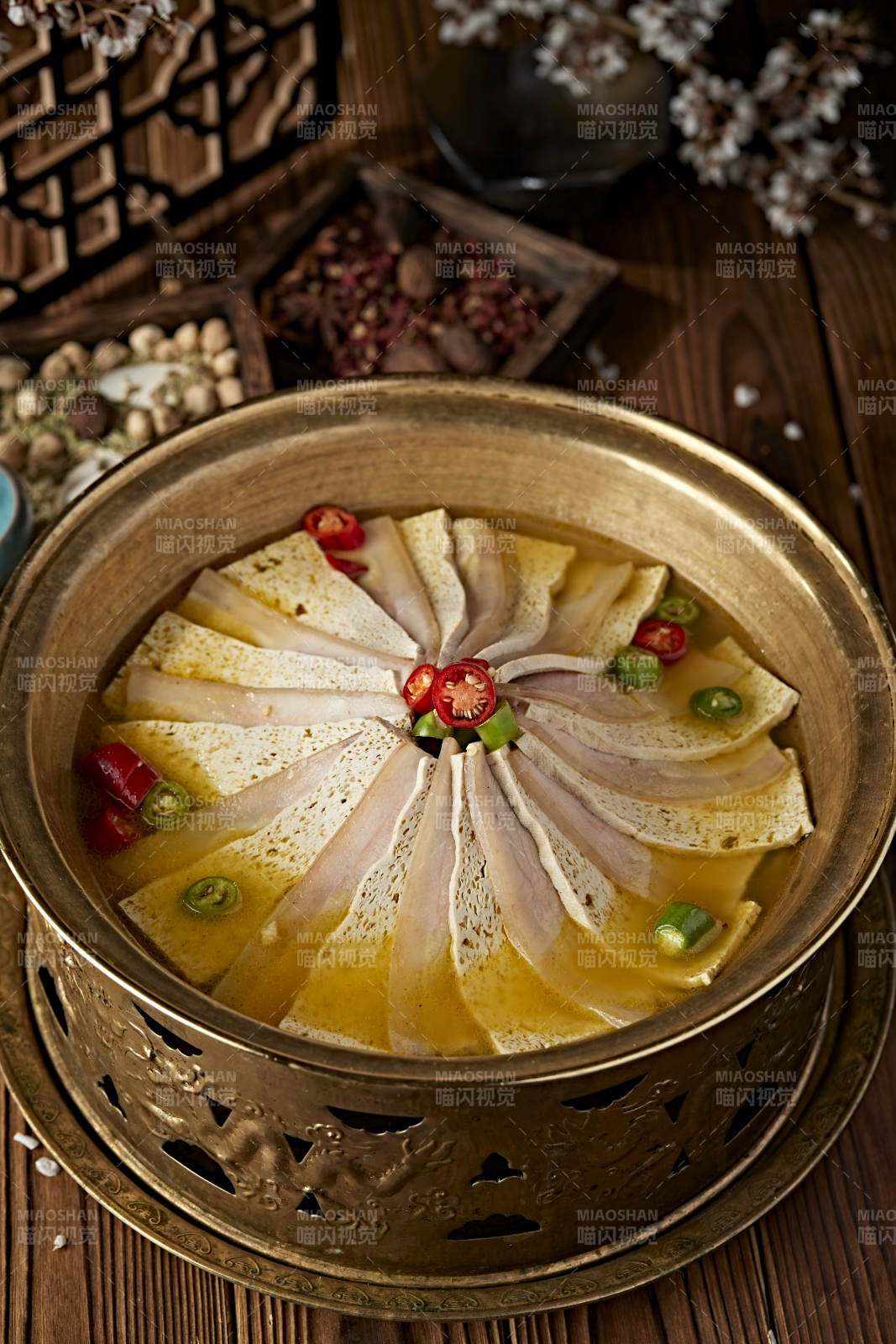 铜锅炖煮的椒麻蜂窝豆腐冻豆腐汆白肉