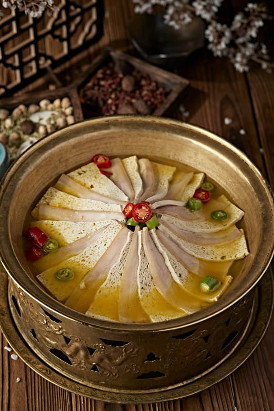 铜锅炖煮的椒麻蜂窝豆腐冻豆腐汆白肉