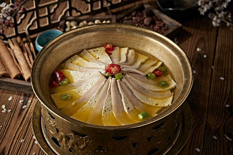 铜锅炖煮的椒麻蜂窝豆腐冻豆腐汆白肉
