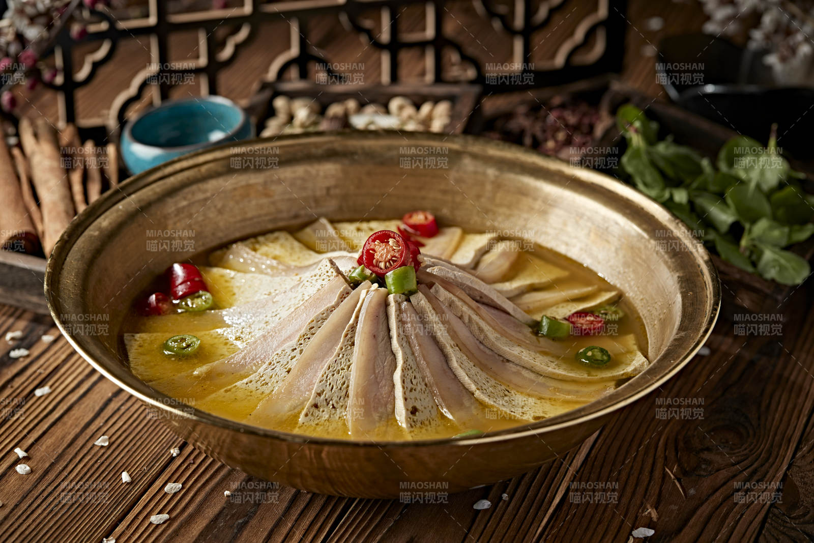 铜锅炖煮的椒麻蜂窝豆腐冻豆腐汆白肉