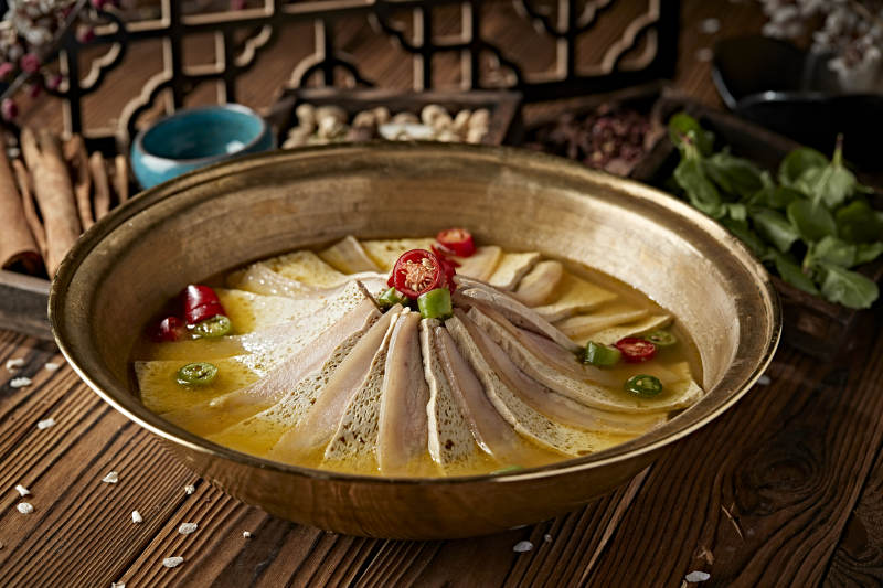 铜锅炖煮的椒麻蜂窝豆腐冻豆腐汆白肉