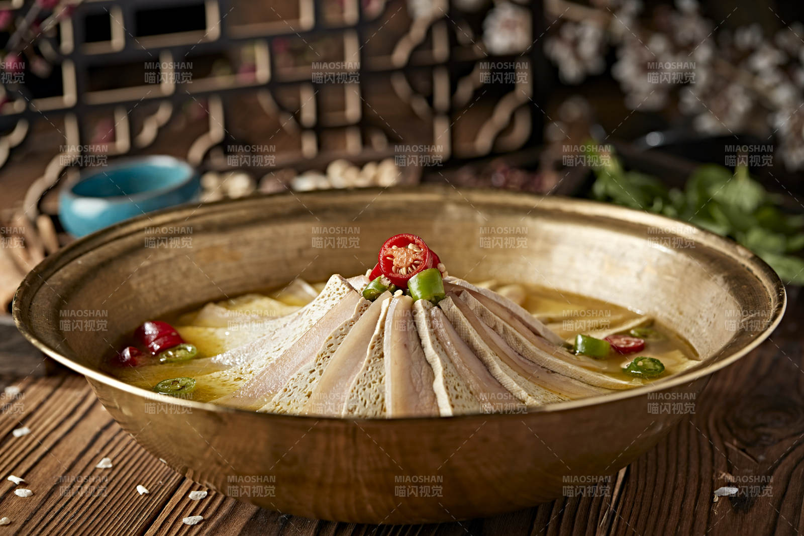 铜锅炖煮的椒麻蜂窝豆腐冻豆腐汆白肉