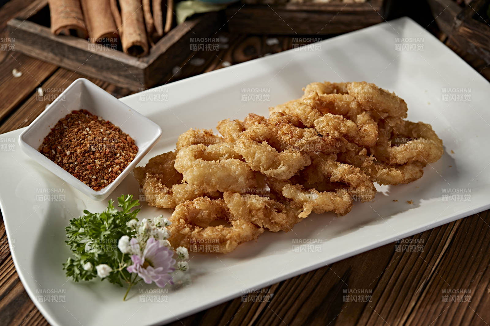 拖面油炸蘸粉鱿鱼圈