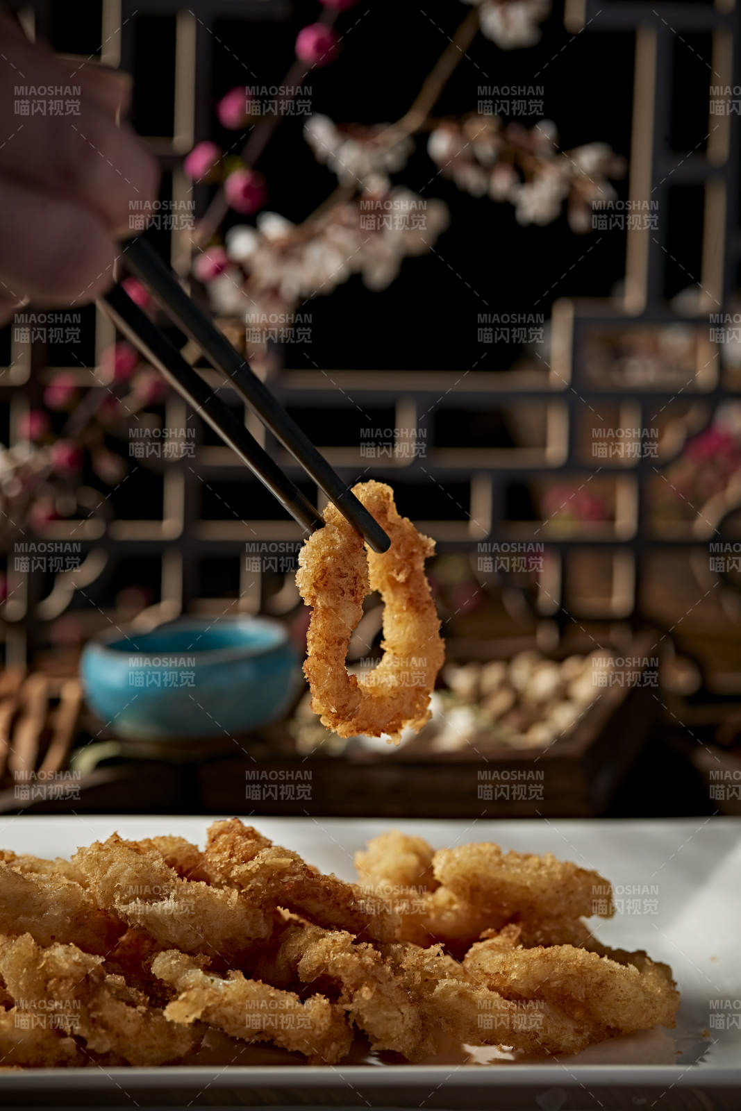 拖面油炸蘸粉鱿鱼圈