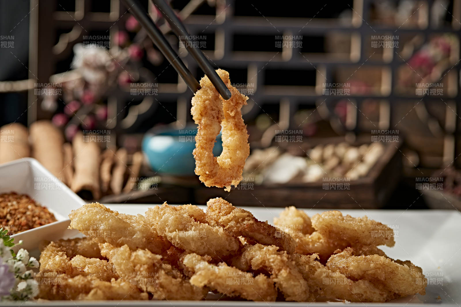 拖面油炸蘸粉鱿鱼圈