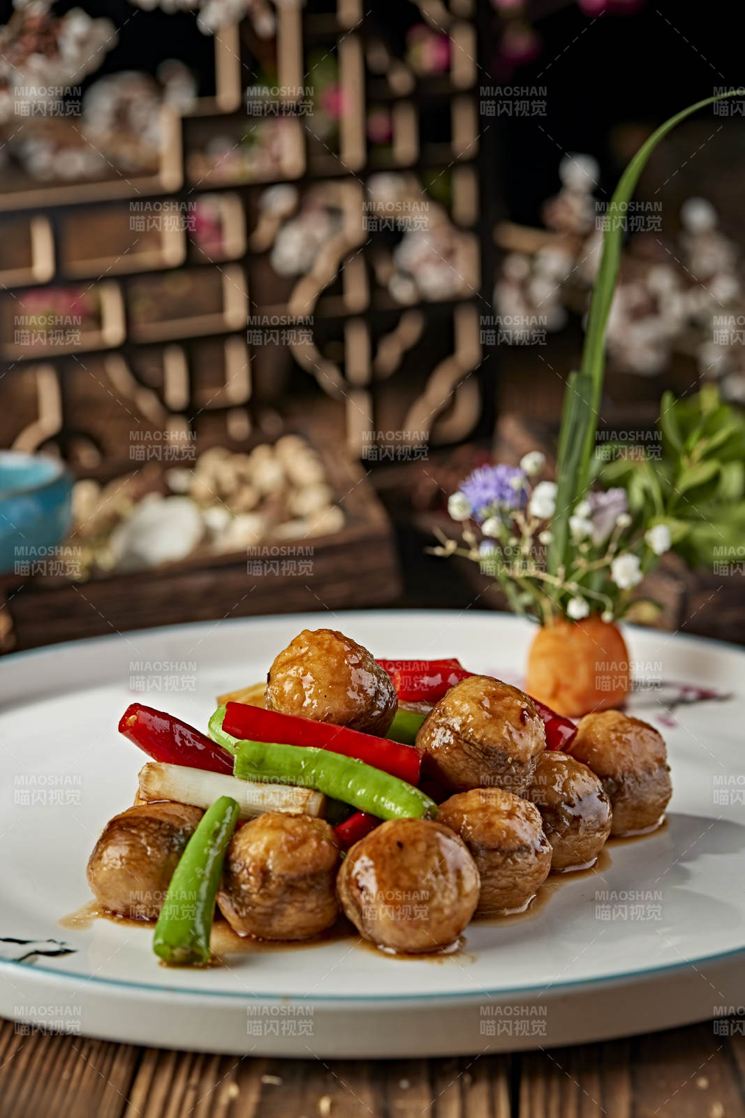 杭椒蔥香燒肉餡釀口蘑-攝影圖