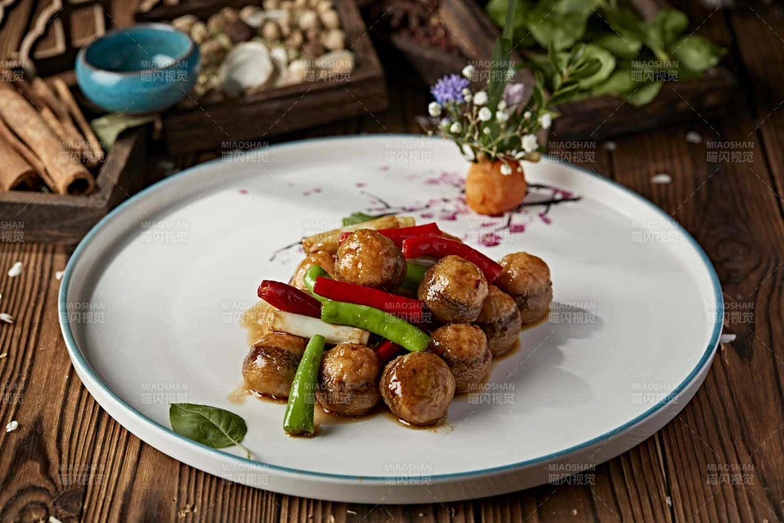 杭椒蔥香燒肉餡釀口蘑-攝影圖