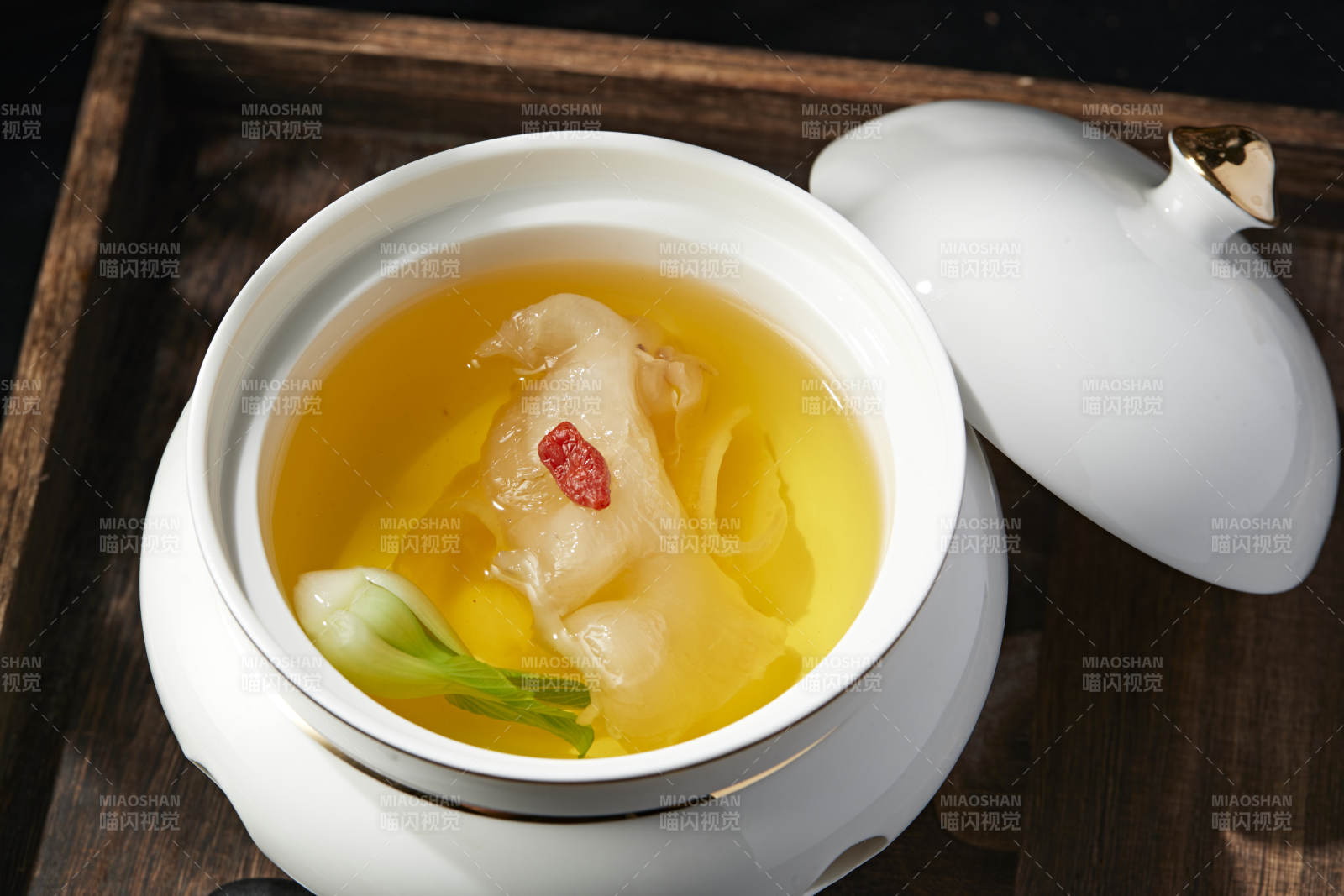 枸杞松茸花胶鱼肚滋补汤