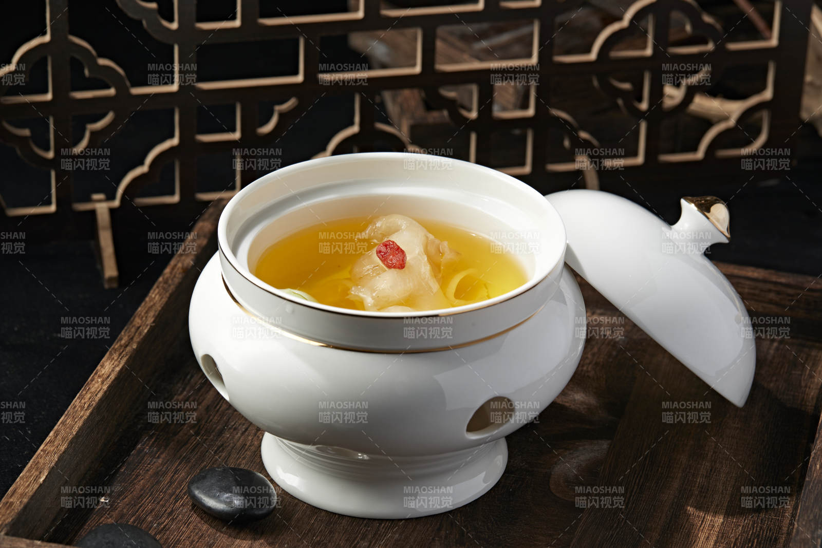 枸杞松茸花膠魚肚滋補湯-攝影圖