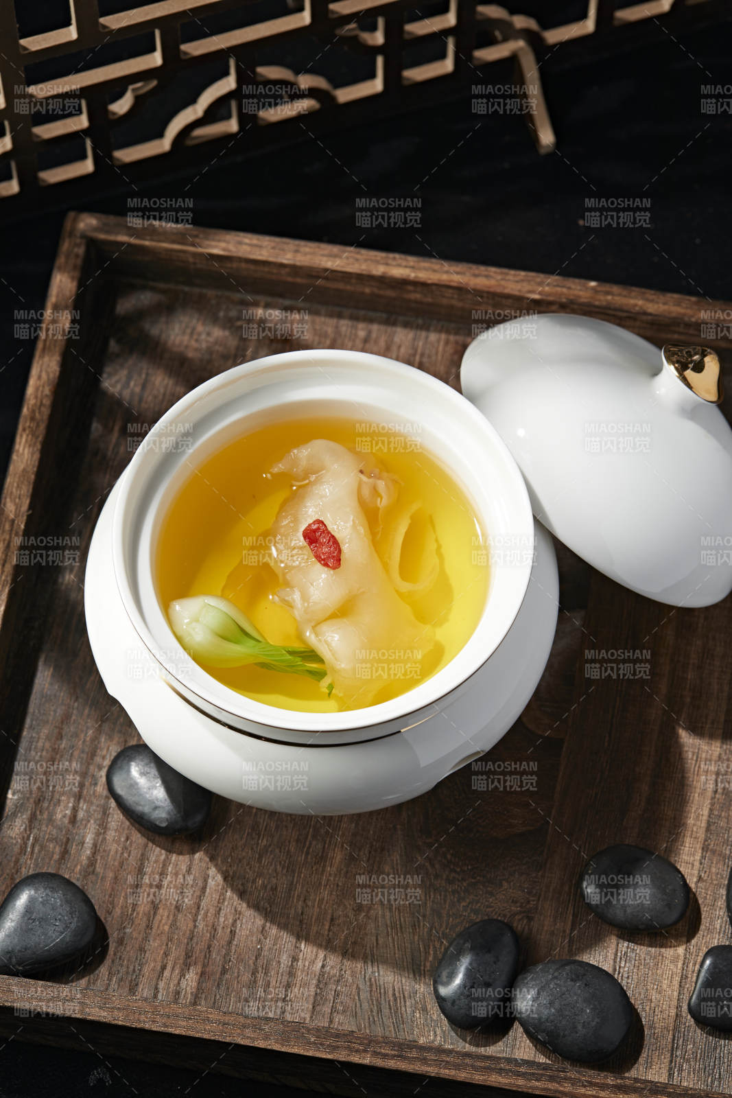 枸杞松茸花胶鱼肚滋补汤