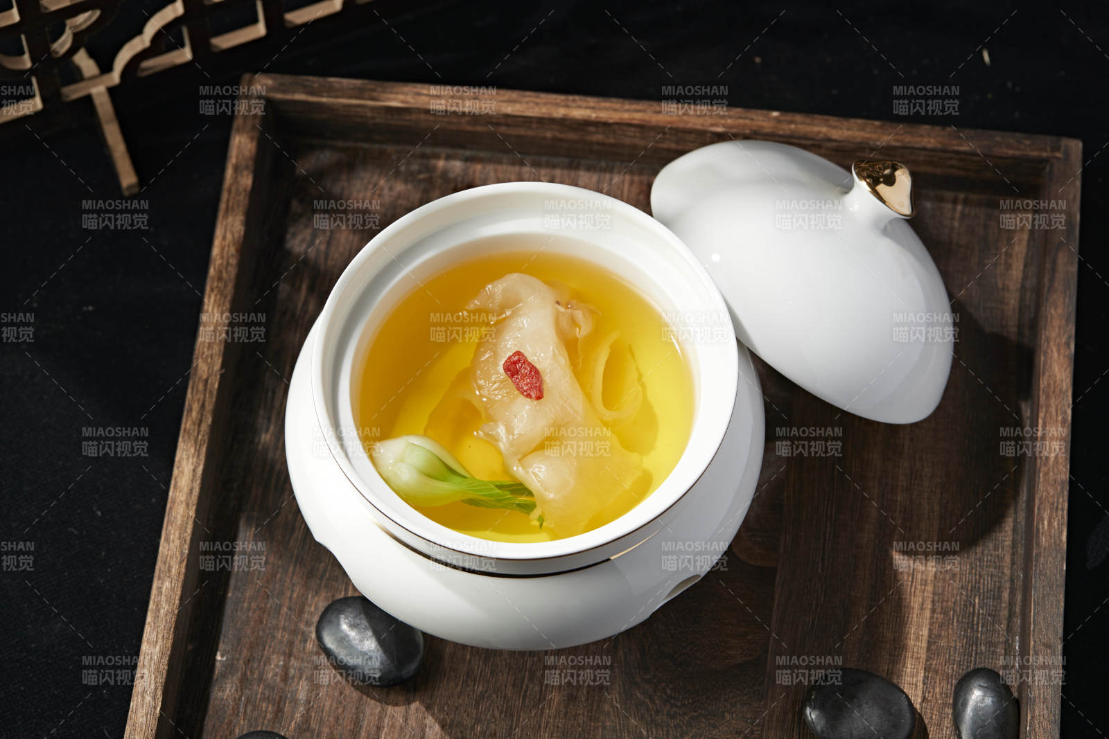 枸杞松茸花胶鱼肚滋补汤图片