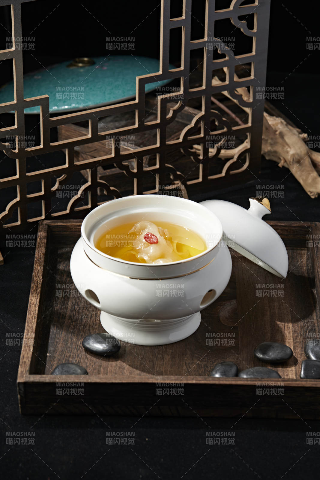 枸杞松茸花胶鱼肚滋补汤