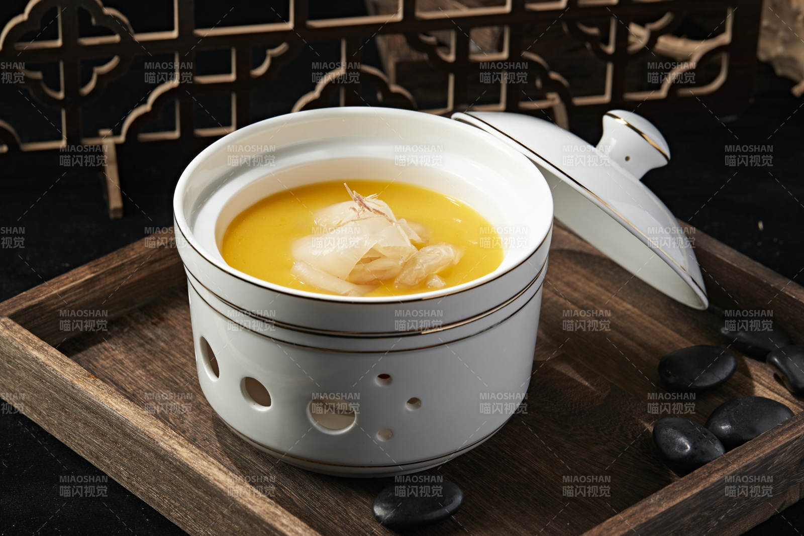 鮑汁濃湯燉魚肚花膠