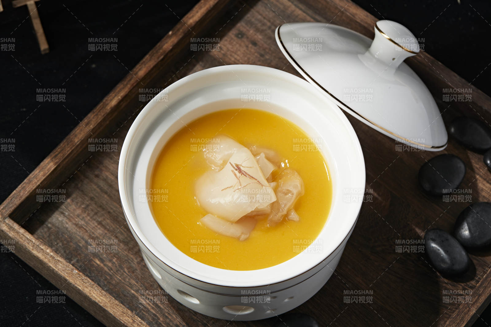 鮑汁濃湯燉魚肚花膠