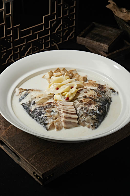 腌笋咸肉奶汤大鱼头