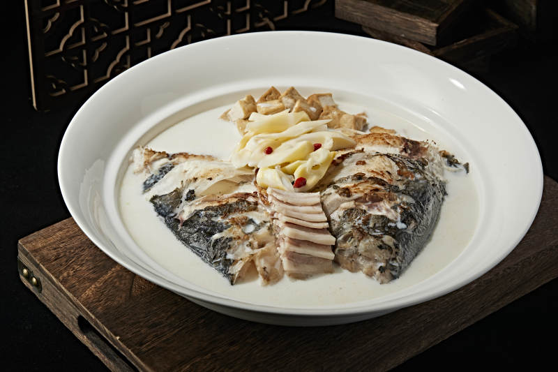 腌笋咸肉奶汤大鱼头