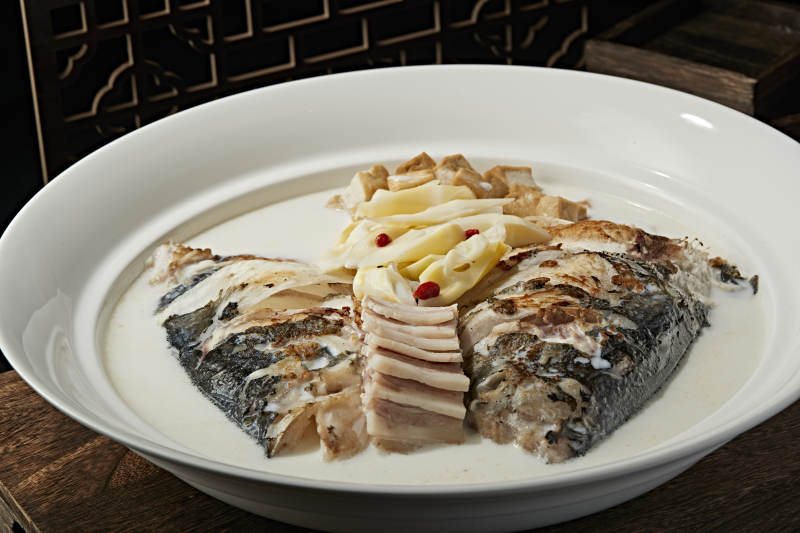 腌笋咸肉奶汤大鱼头