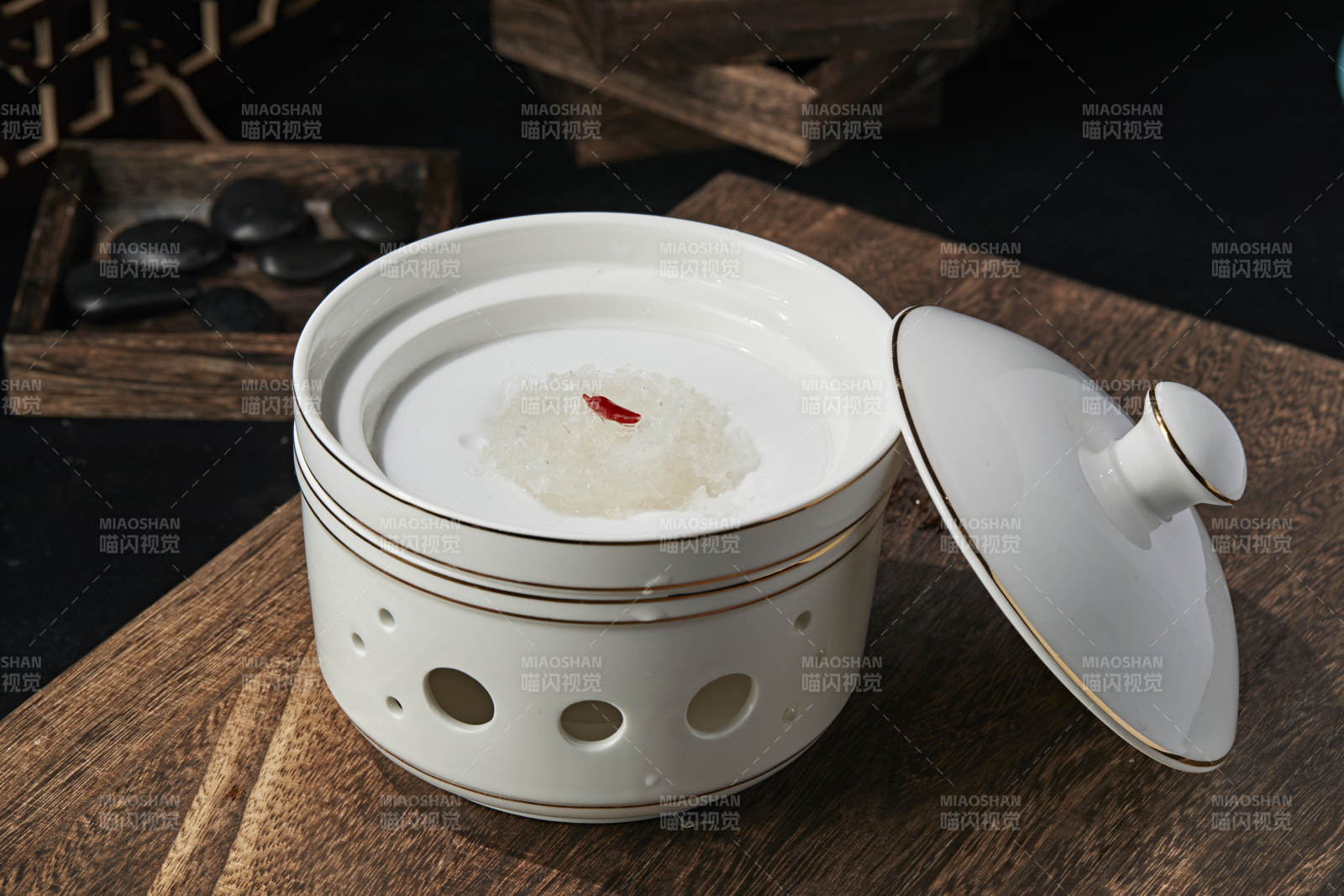 椰奶燕窩燉雪蛤