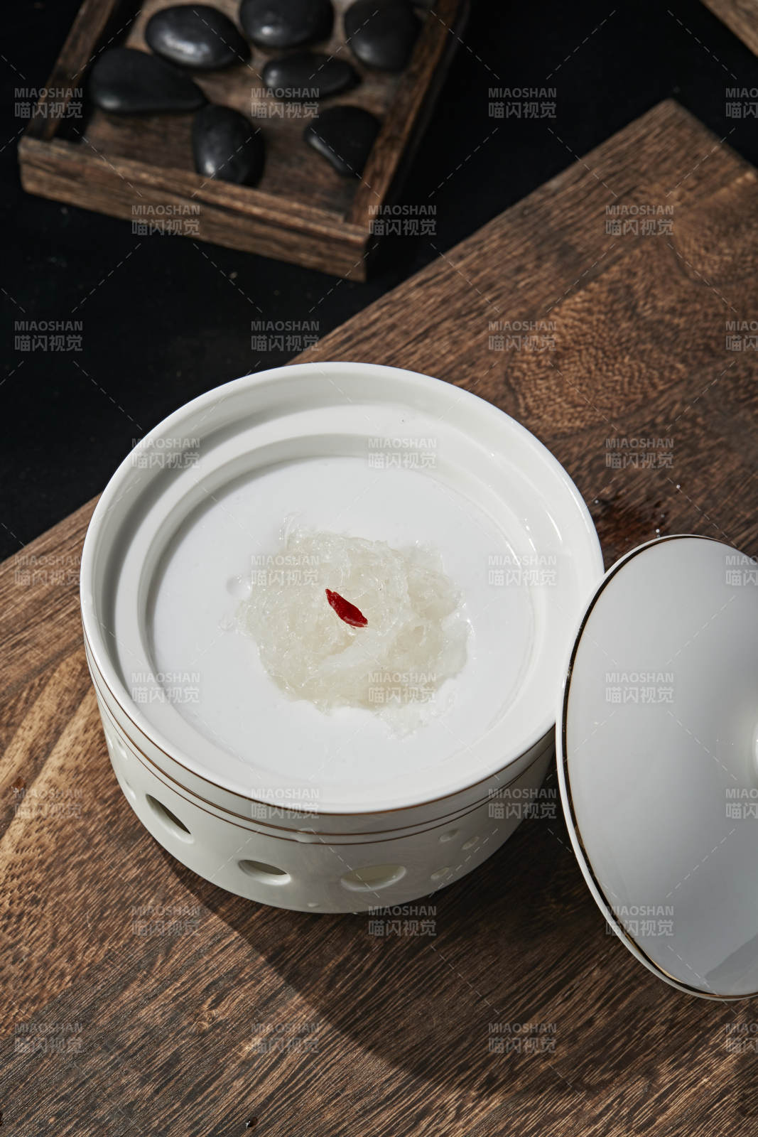 椰奶燕窩燉雪蛤