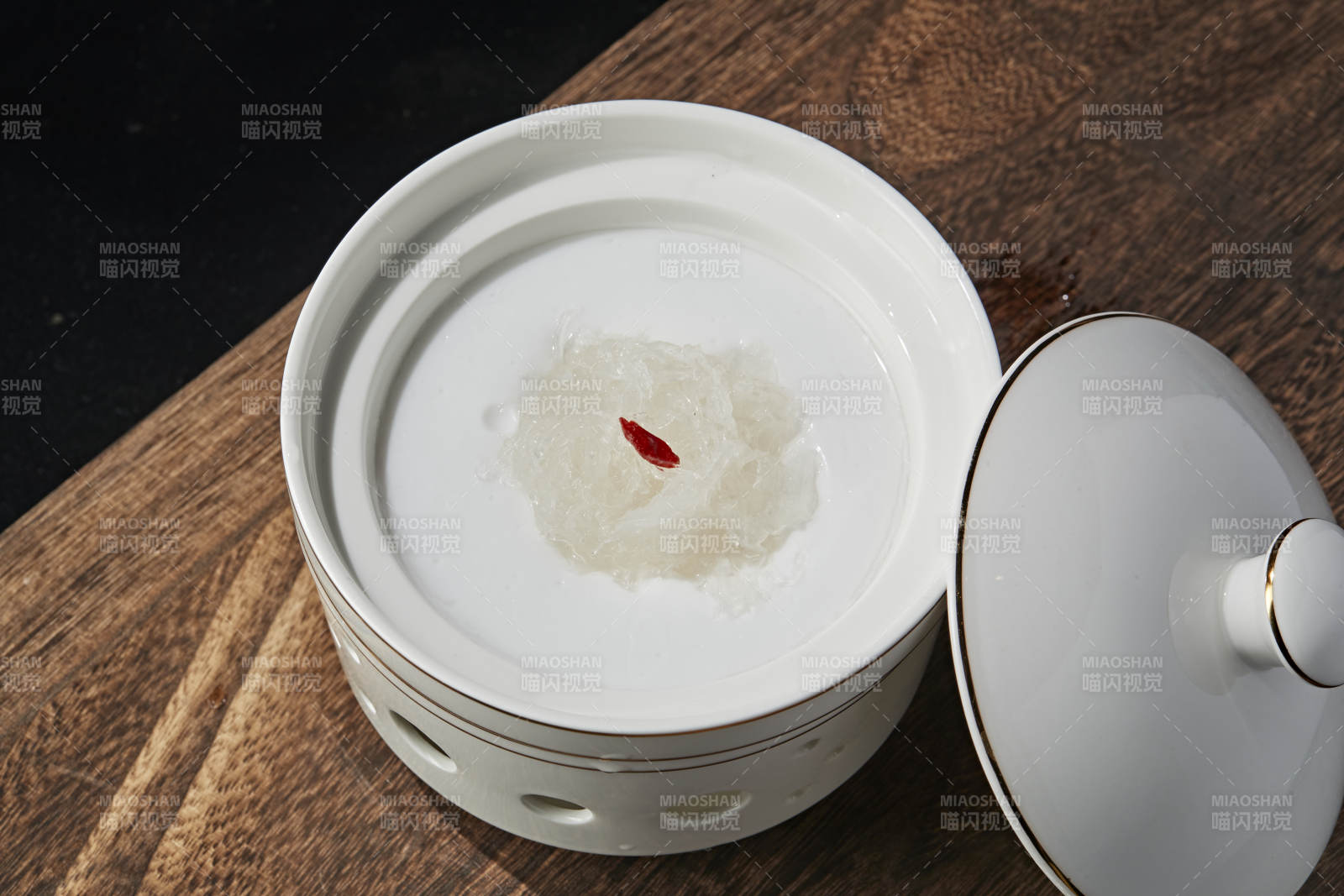 椰奶燕窩燉雪蛤