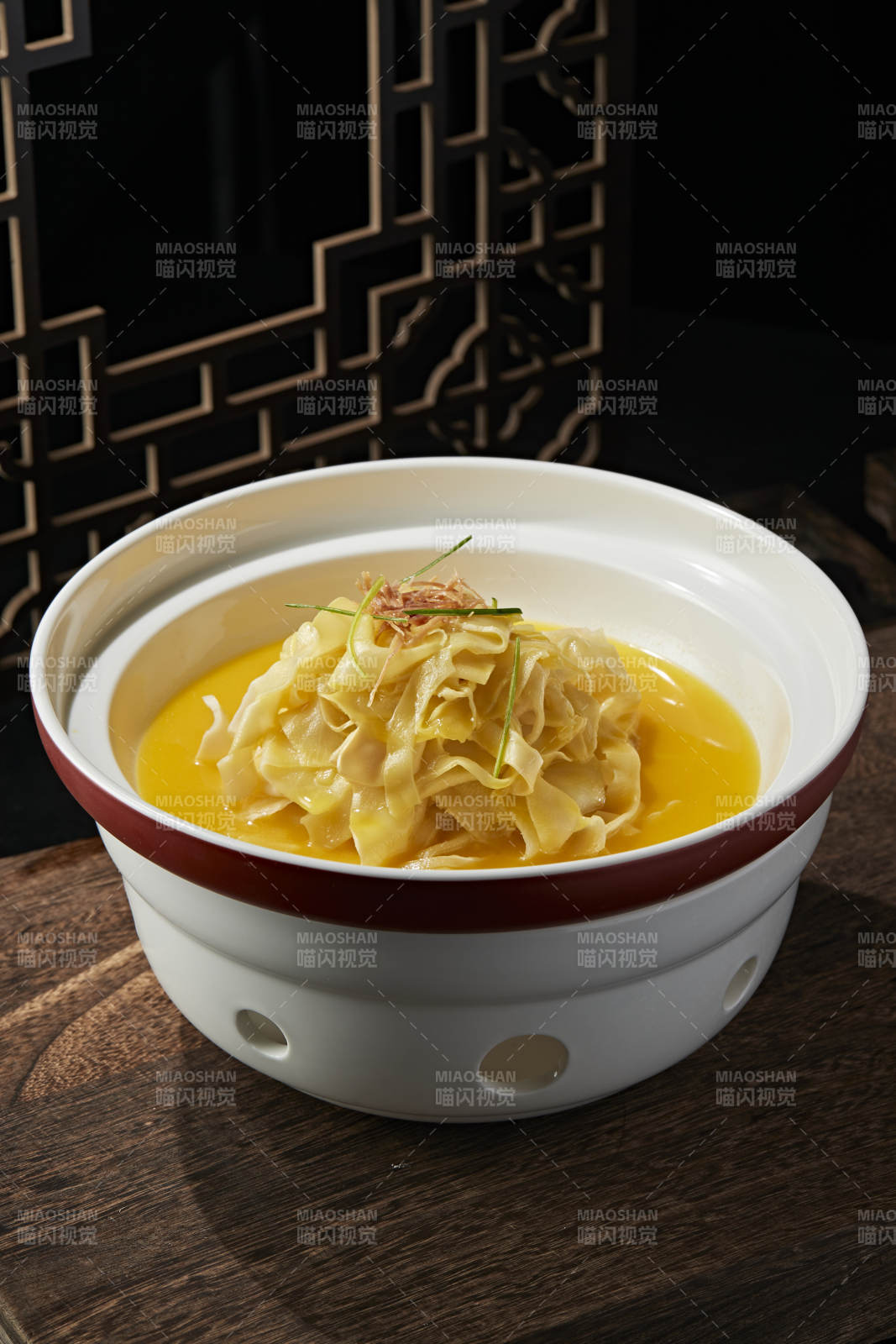 浓汤炖煮鱼肚面