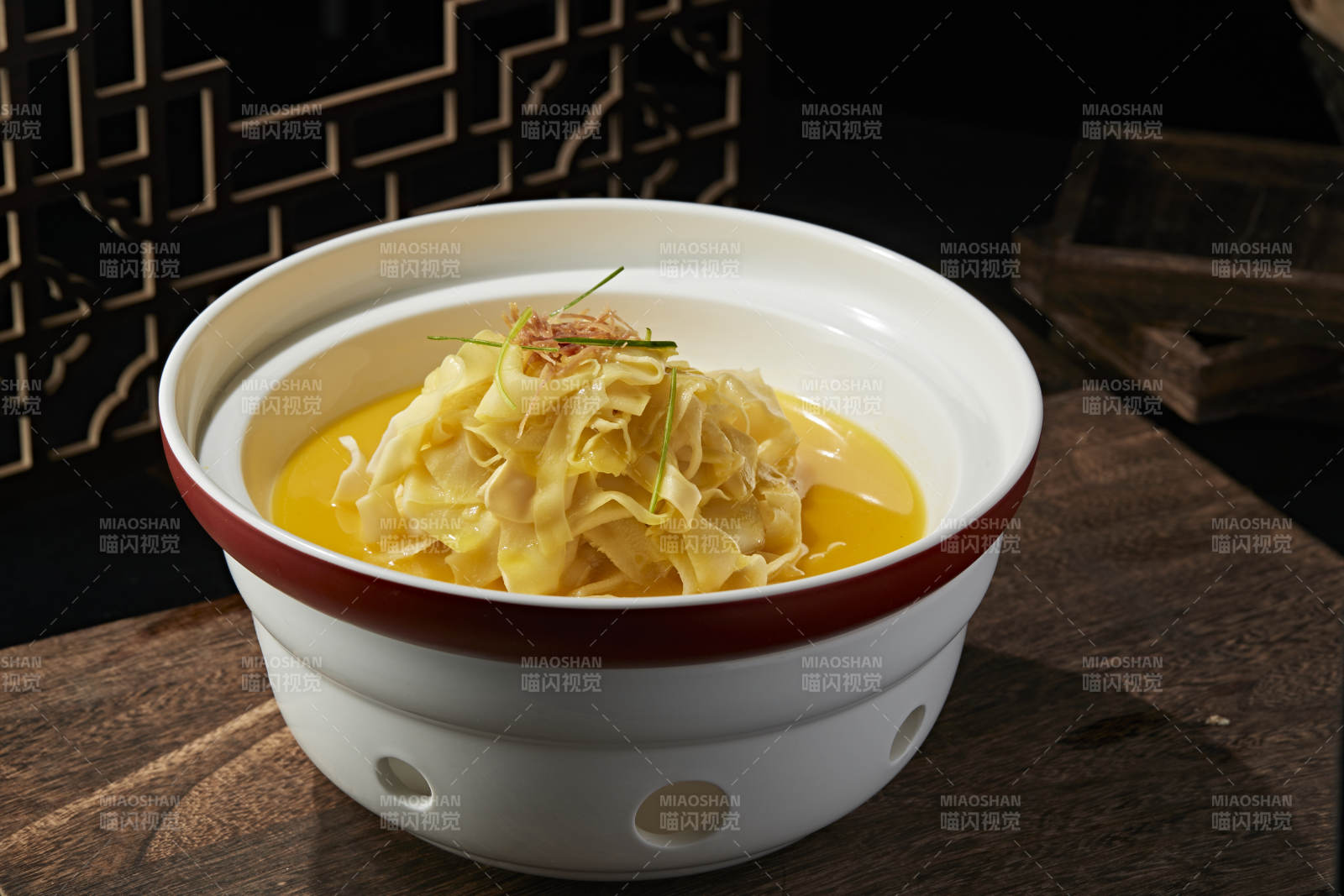 浓汤炖煮鱼肚面