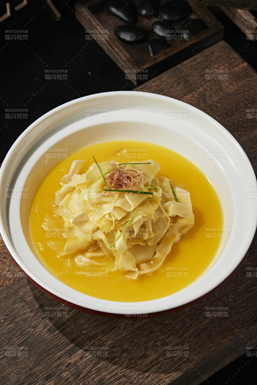 浓汤炖煮鱼肚面