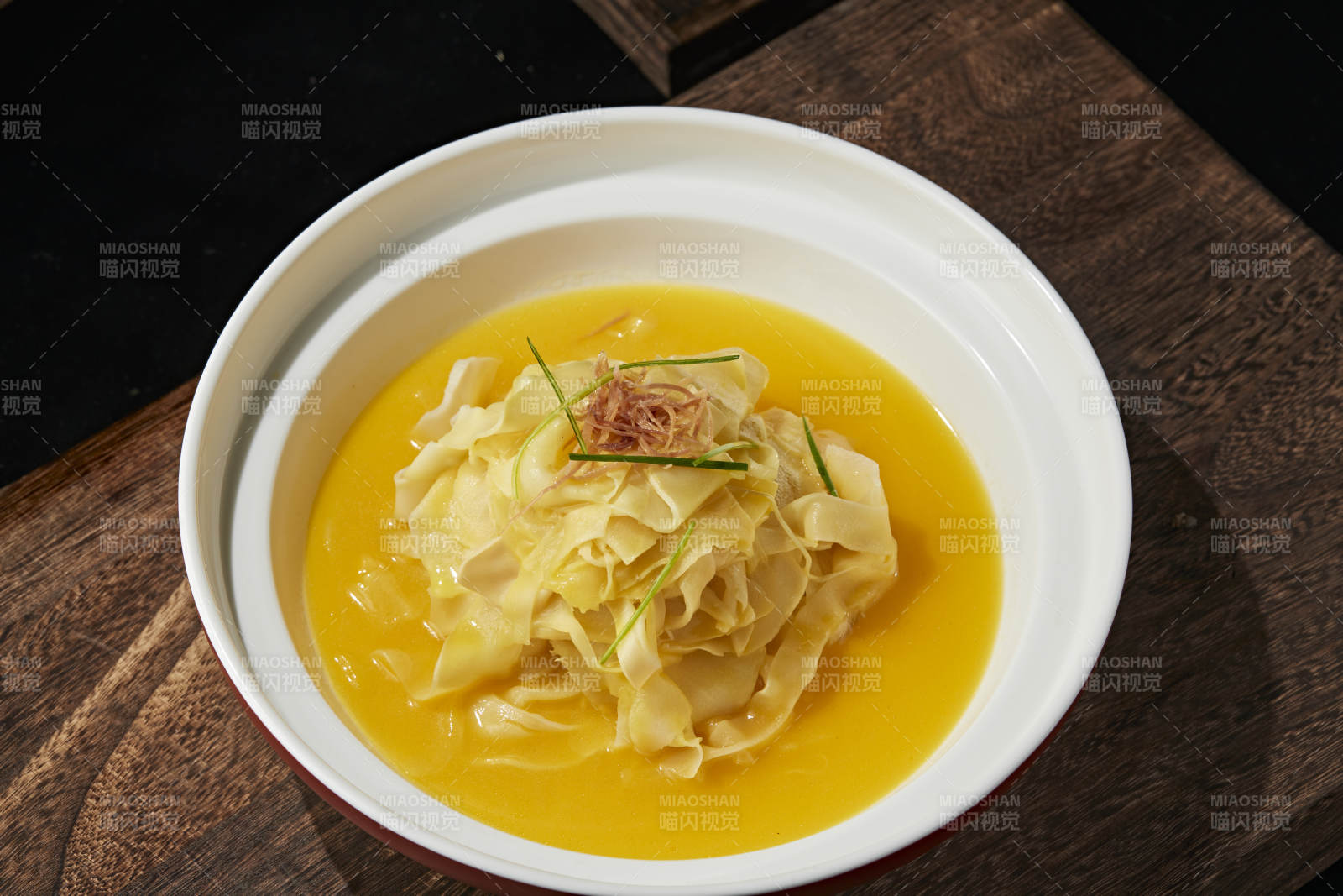 浓汤炖煮鱼肚面