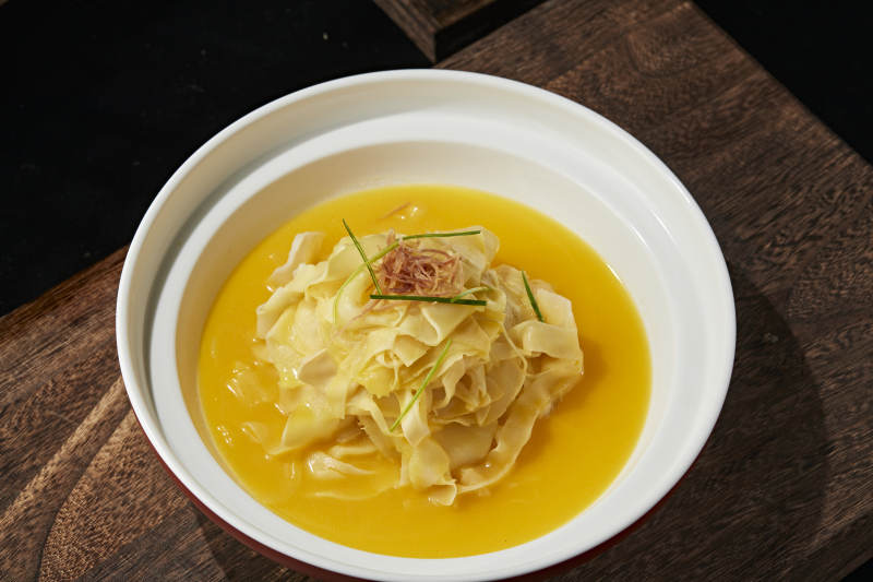 浓汤炖煮鱼肚面