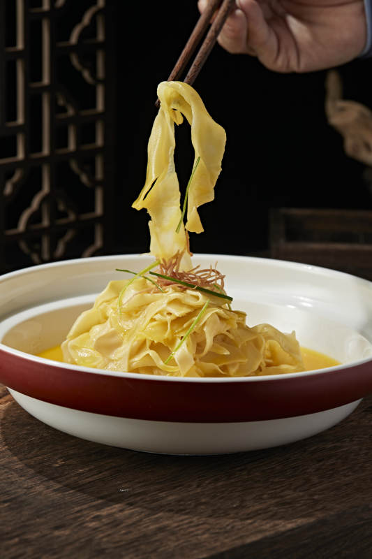 浓汤炖煮鱼肚面