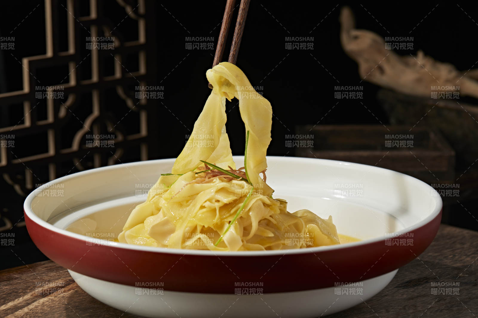 浓汤炖煮鱼肚面