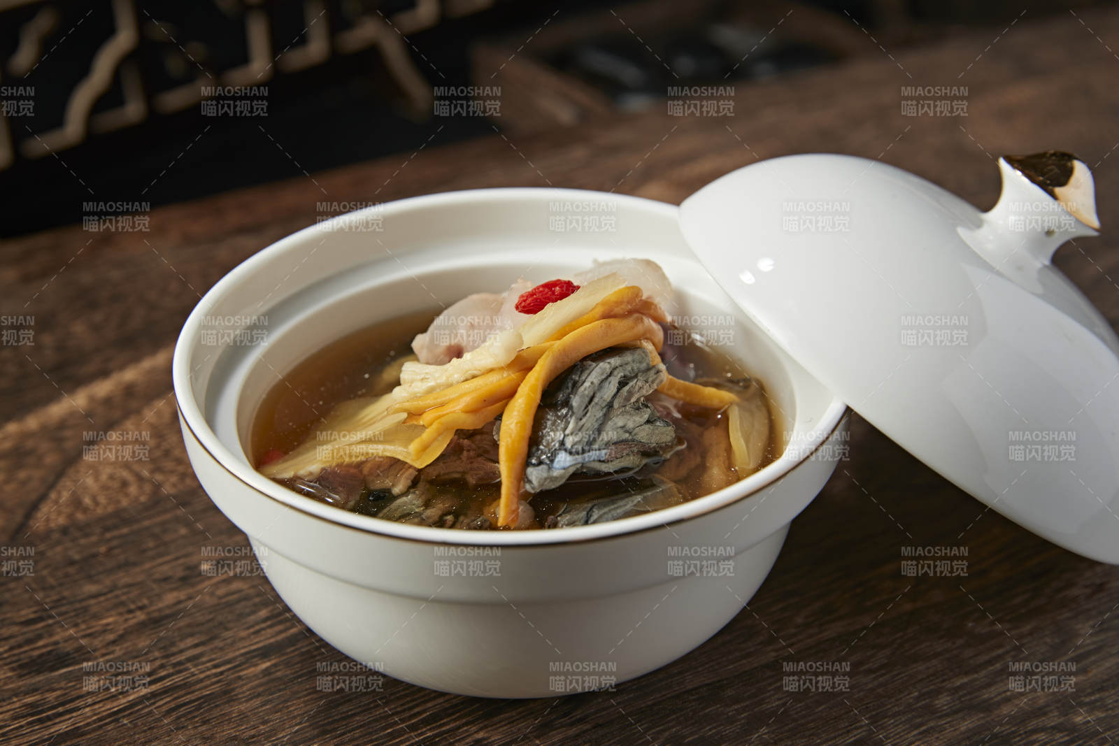 烏雞蟲草鹿鞭枸杞當(dāng)歸滋補(bǔ)湯