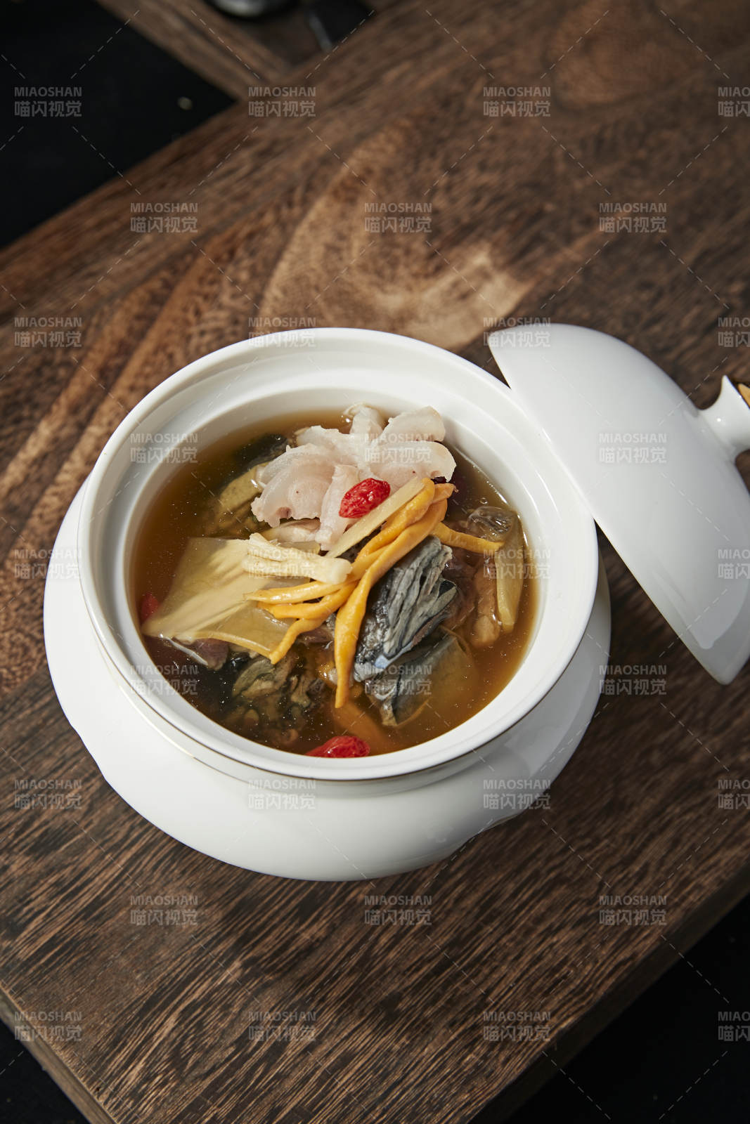 烏雞蟲草鹿鞭枸杞當(dāng)歸滋補(bǔ)湯