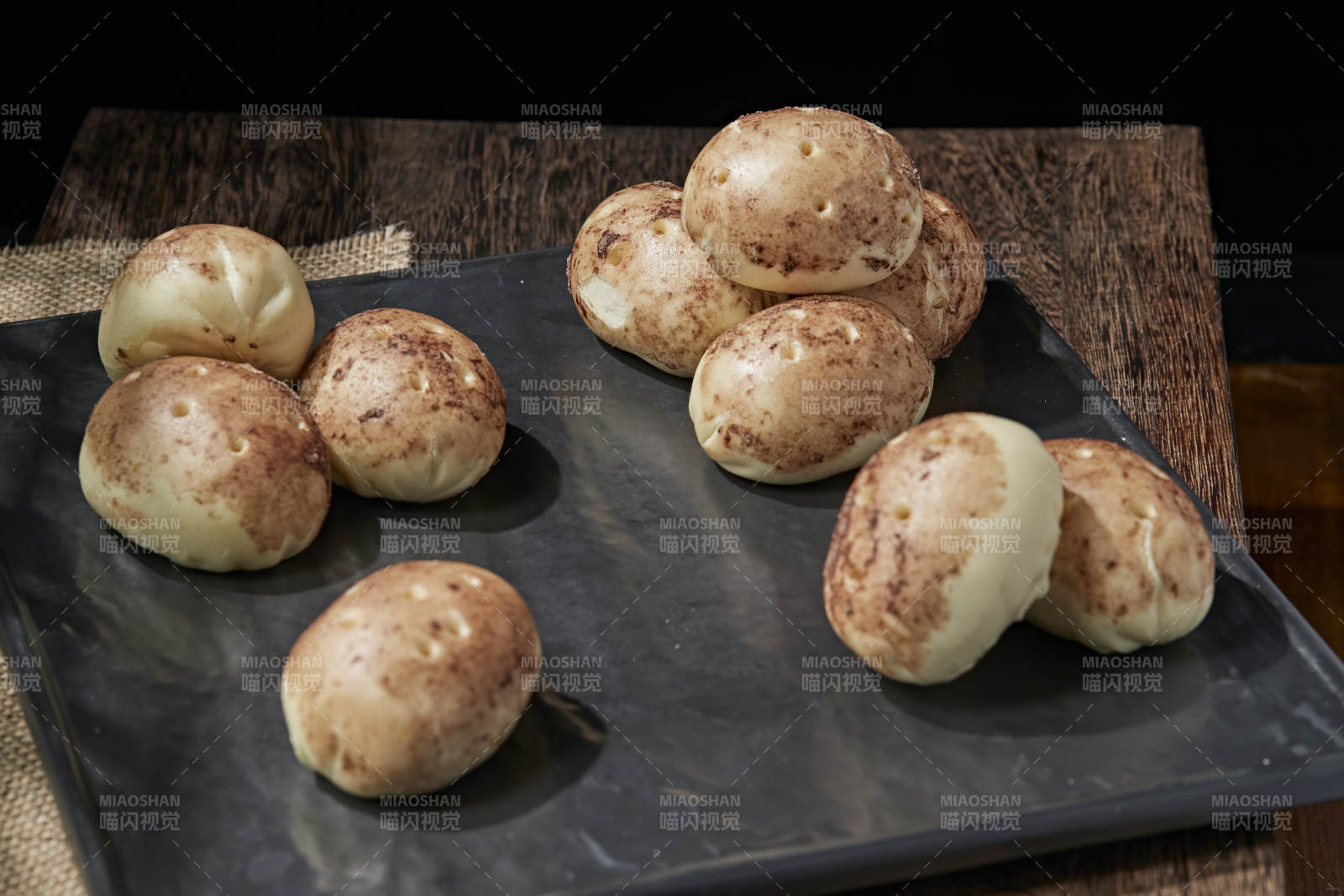 雜糧土豆包擺放在壽司簾上