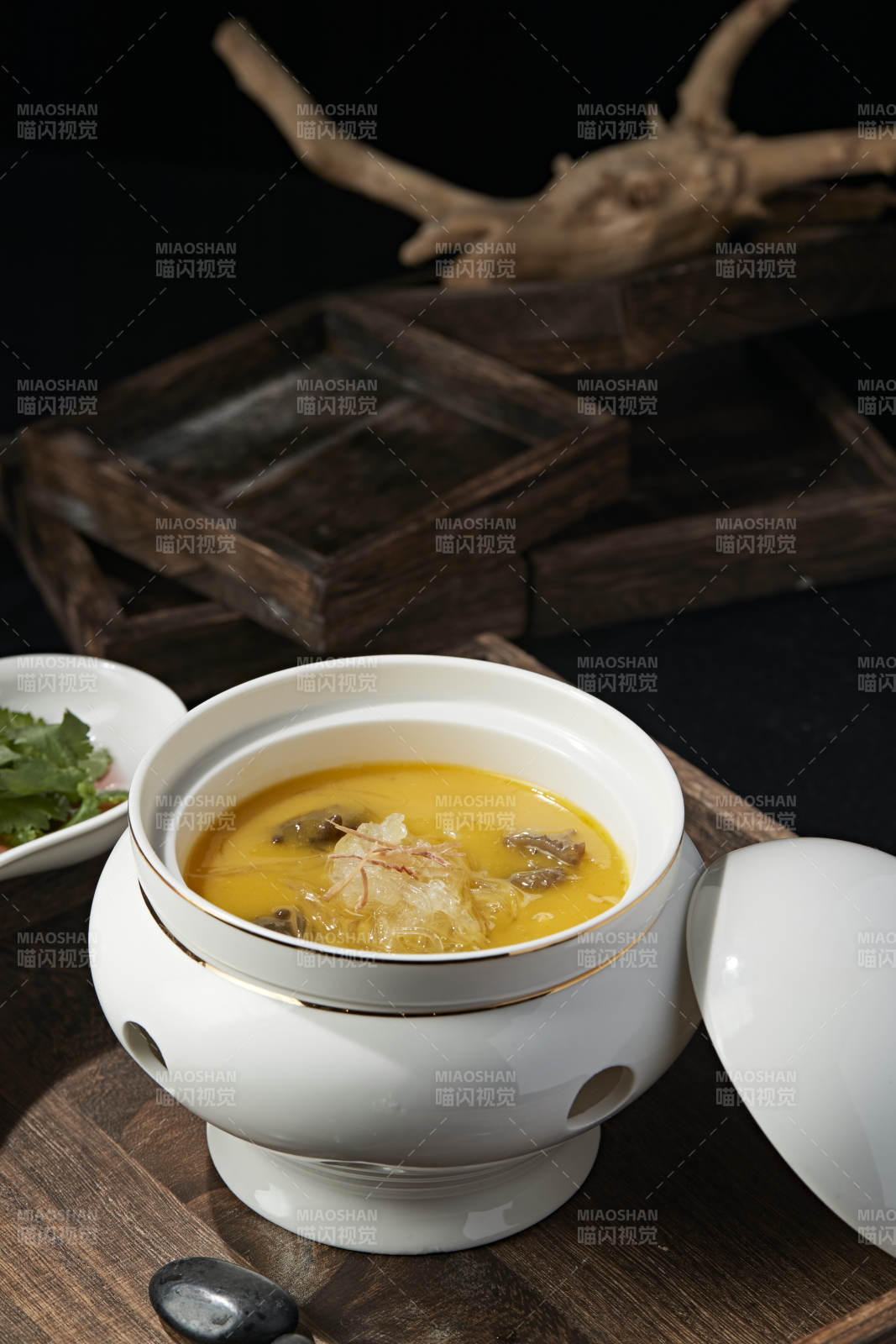 濃湯撈汁魚翅海參燉雪蛤官燕